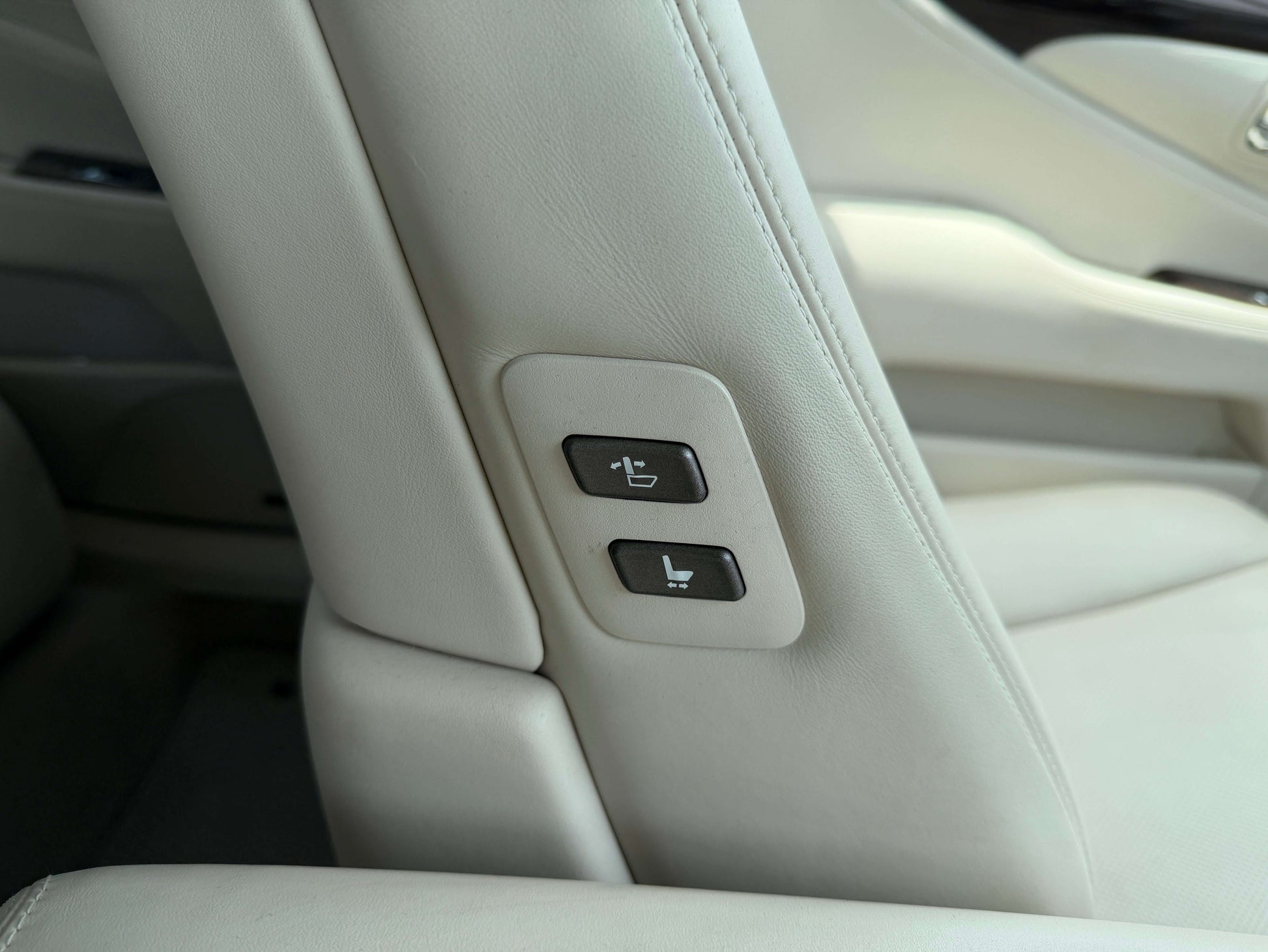 Interior view of adjustable seat controls in the 2007 Lexus LS460 V8 4.6L luxury sedan.