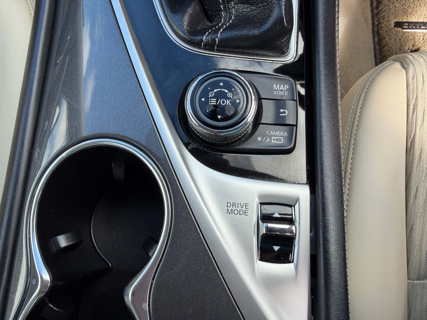 2015 Nissan Skyline V6 3.5L Hybrid interior controls including drive mode and map voice settings.