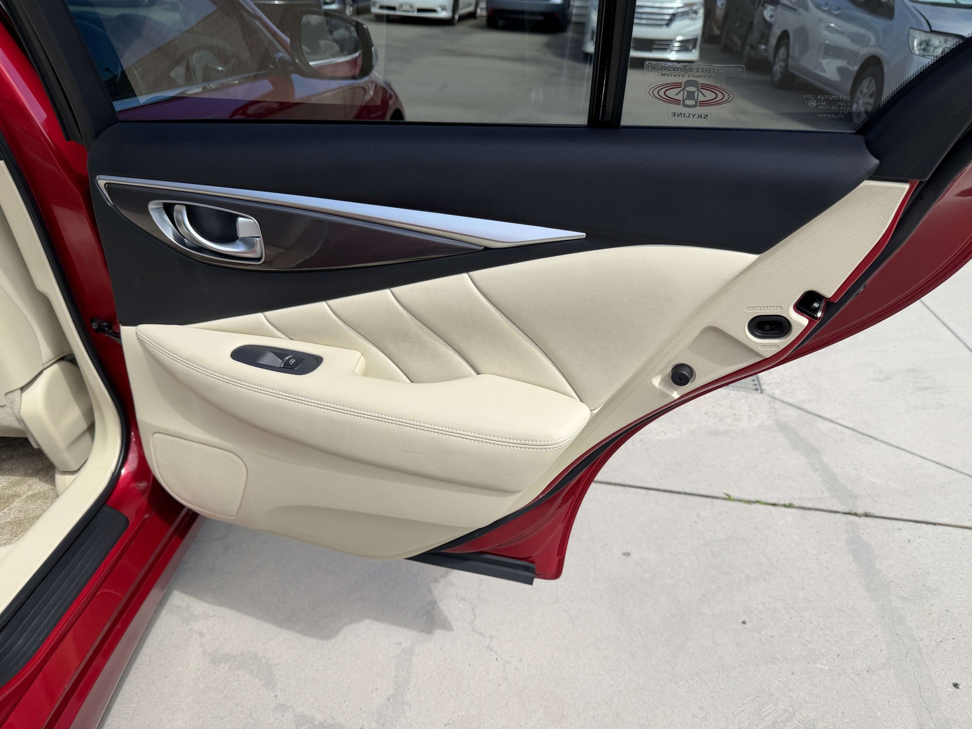 2015 Nissan Skyline V6 3.5L Hybrid beige interior door panel, showcasing luxury design and features.