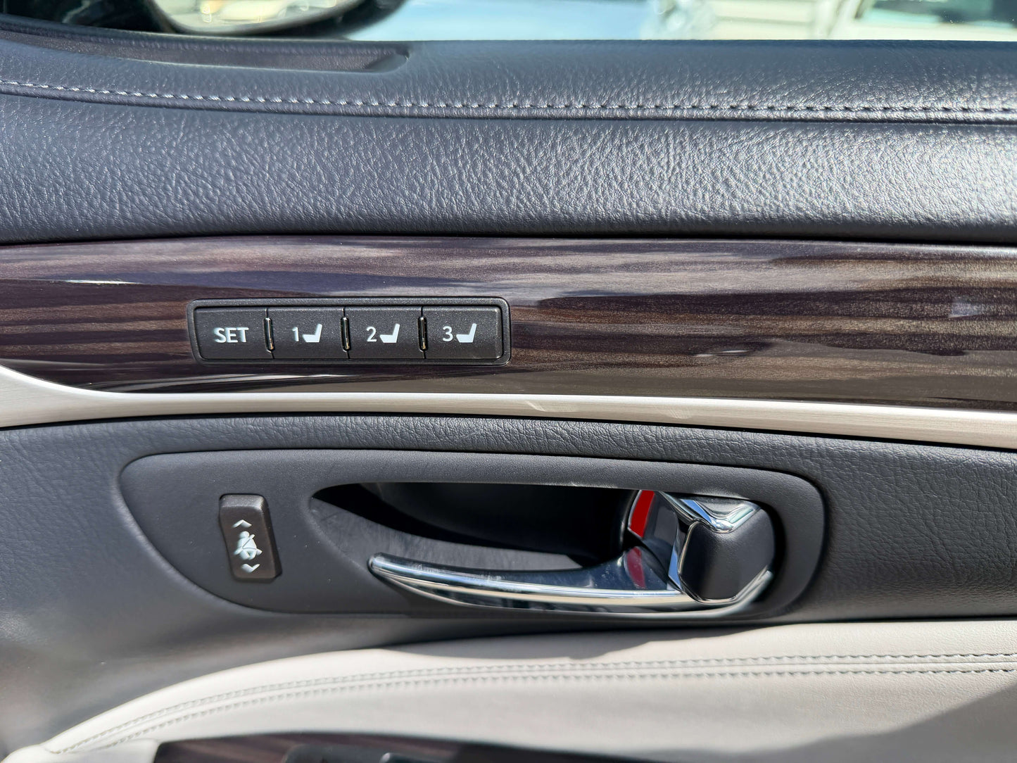 2015 Lexus LS460 AWD V8 4.6L Version C Premium Luxury Sedan, (#6015)