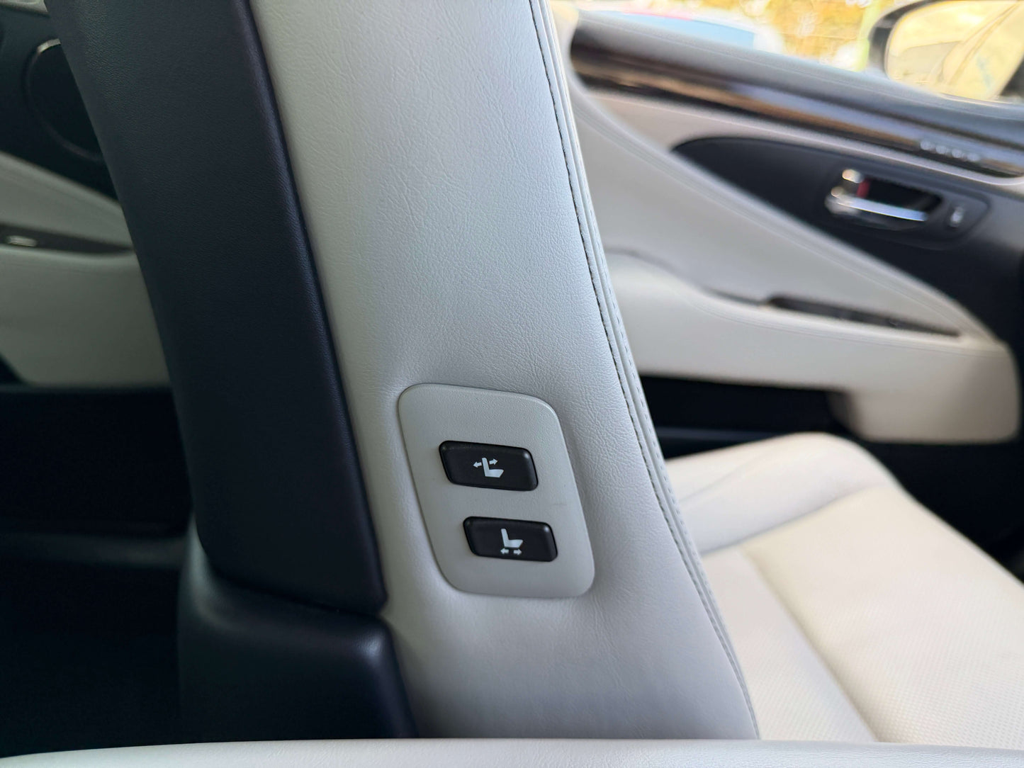 2015 Lexus LS460 AWD V8 4.6L Version C Premium Luxury Sedan, (#6015)