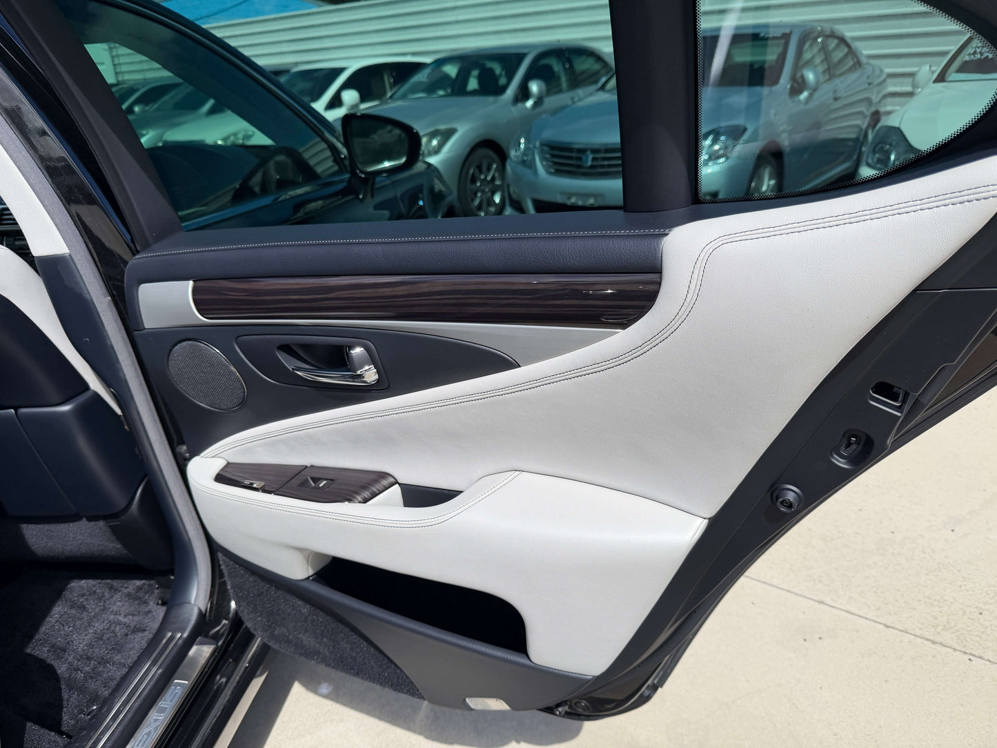 2015 Lexus LS460 AWD V8 4.6L Version C Premium Luxury Sedan, (#6015)