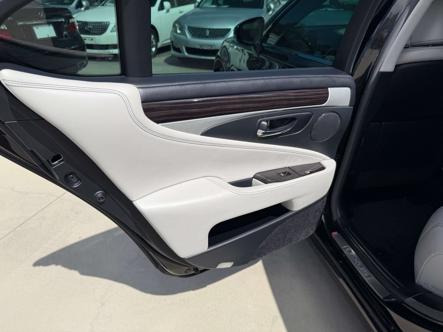 2015 Lexus LS460 AWD V8 4.6L Version C Premium Luxury Sedan, (#6015)