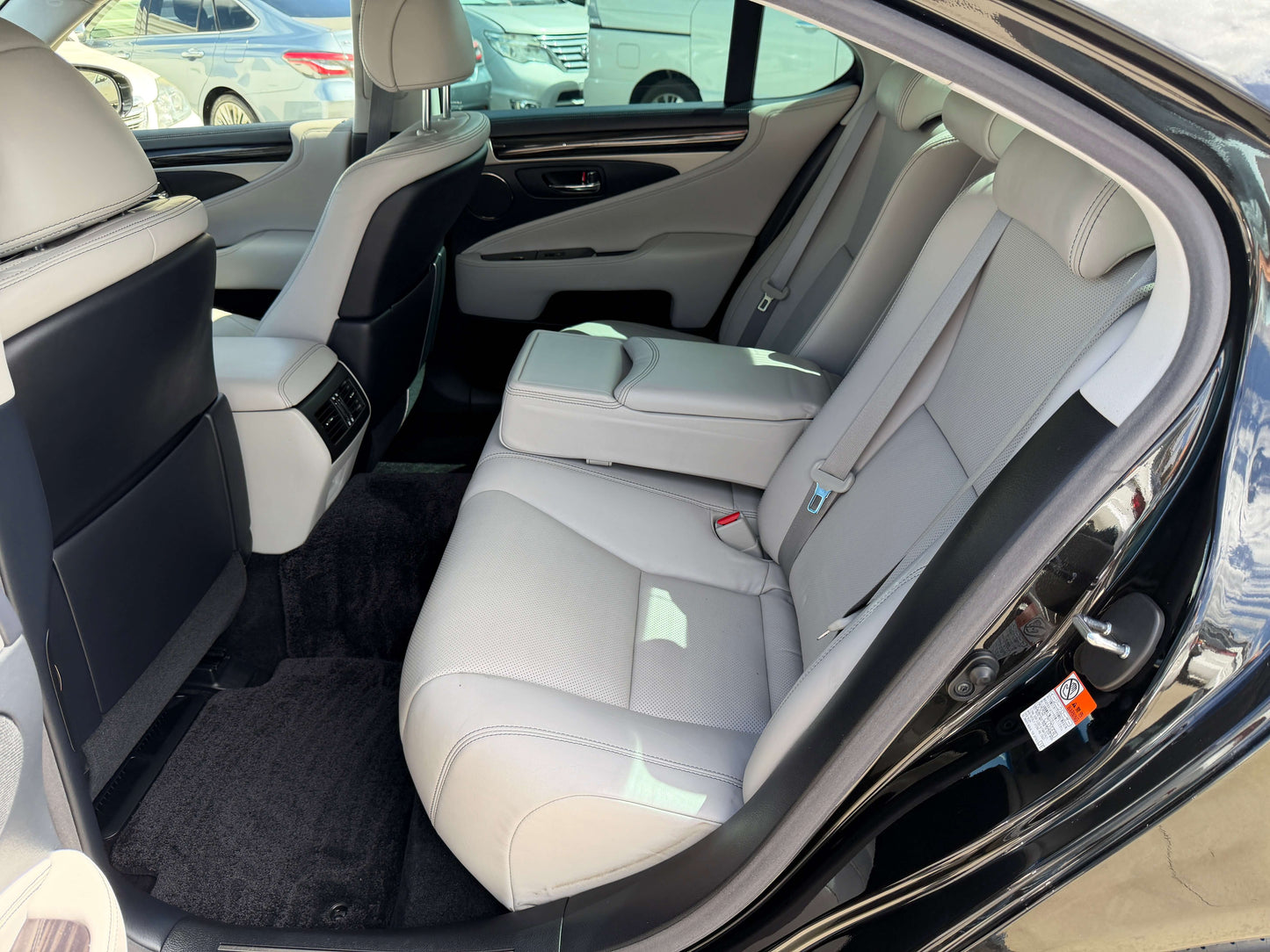 2015 Lexus LS460 AWD V8 4.6L Version C Premium Luxury Sedan, (#6015)