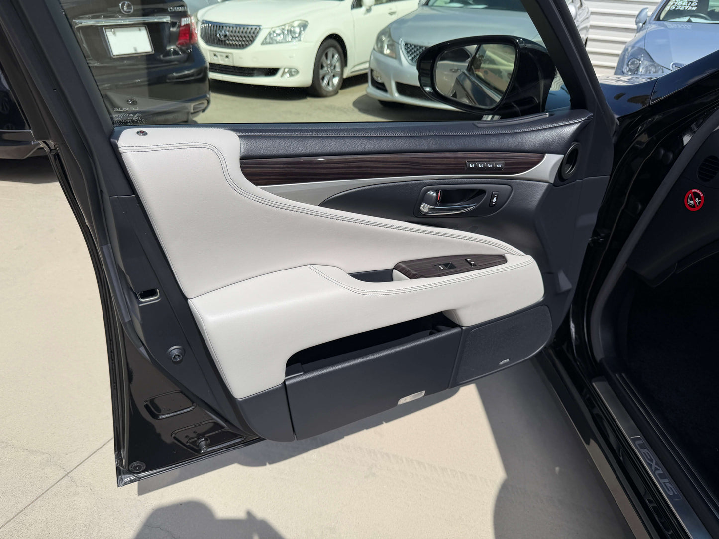 2015 Lexus LS460 AWD V8 4.6L Version C Premium Luxury Sedan, (#6015)