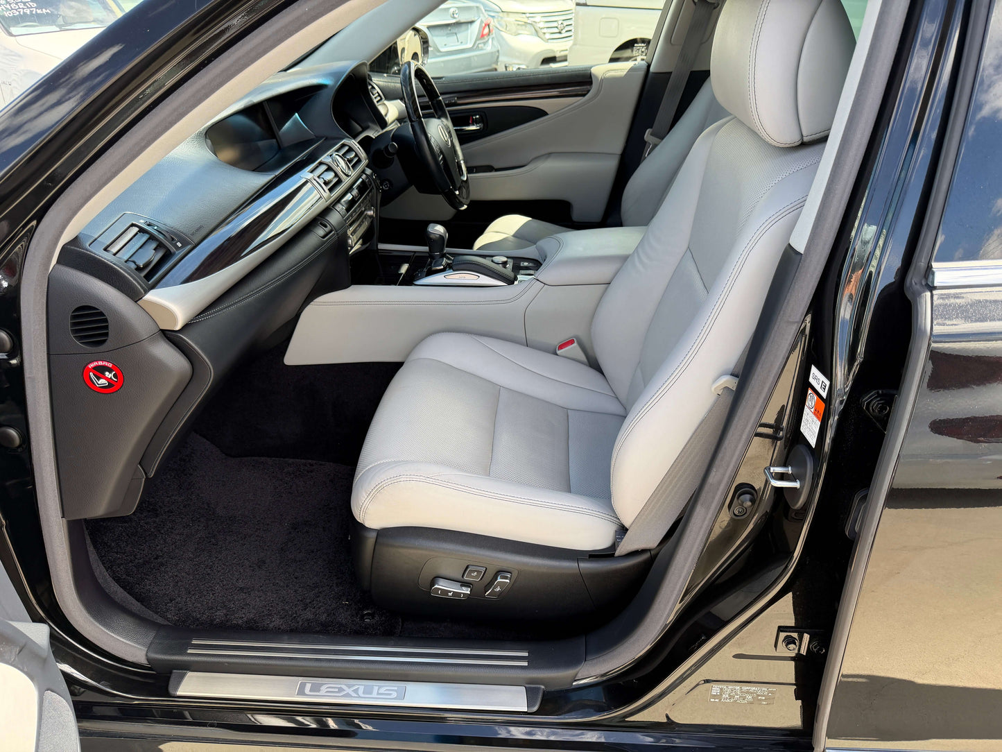 2015 Lexus LS460 AWD V8 4.6L Version C Premium Luxury Sedan, (#6015)