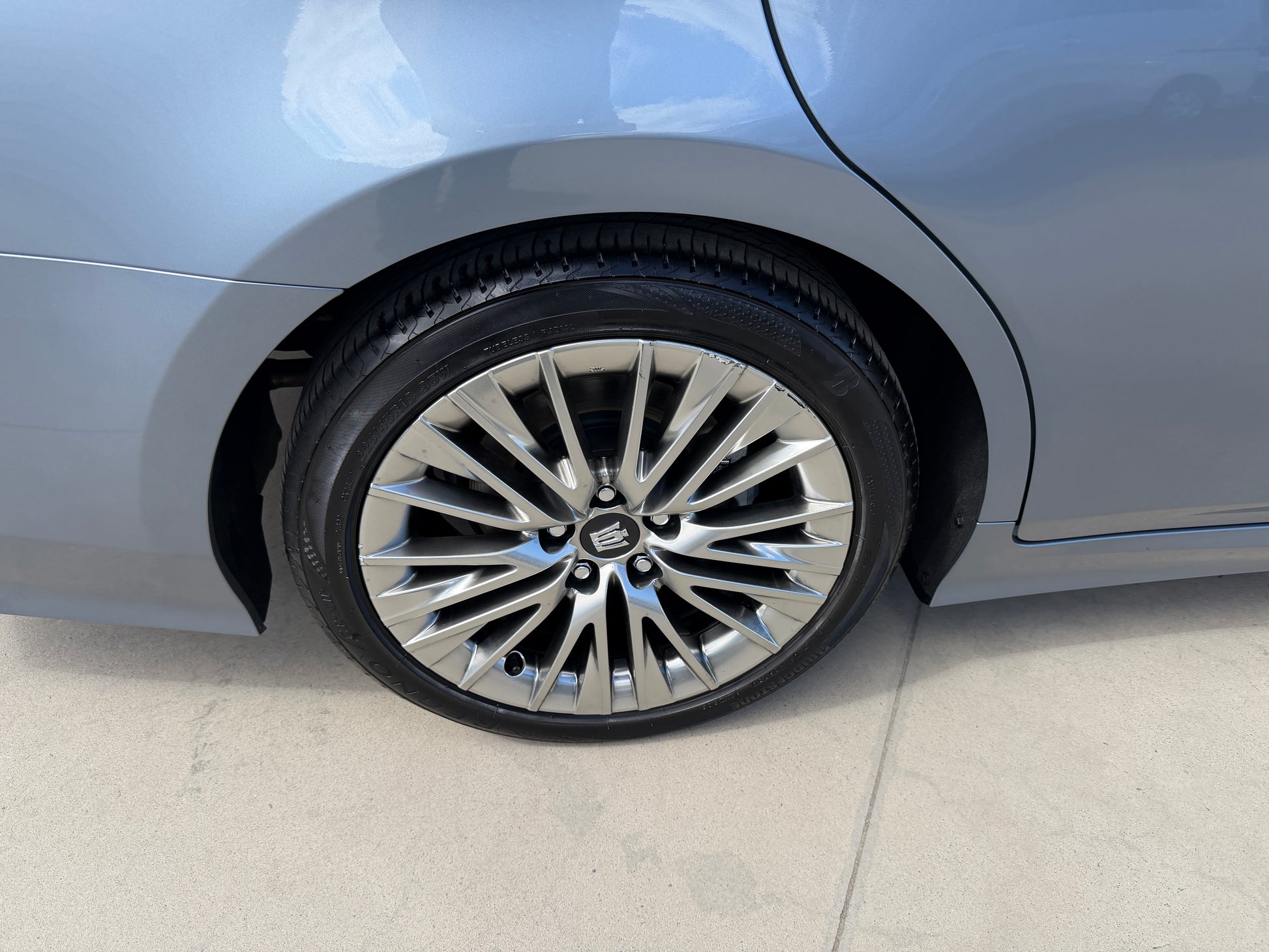 2019 Toyota Crown 2.5L Hybrid luxury sedan wheel with alloy rim, showcasing elegant design and performance.