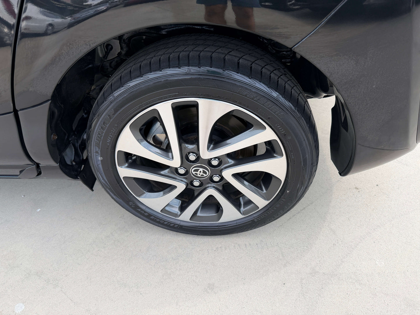 Close-up of 2018 Toyota Sienta 1.5L Hybrid G Cuero Package alloy wheel and tire, highlighting stylish design.
