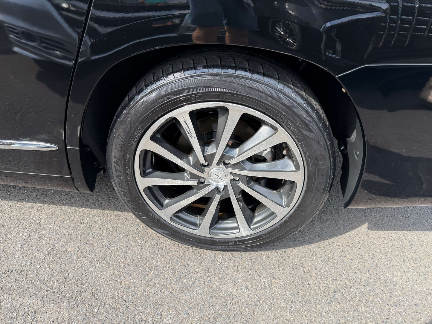 Close-up view of the stylish alloy wheel on a 2010 Toyota Vellfire 2.4L, showcasing its design and quality.