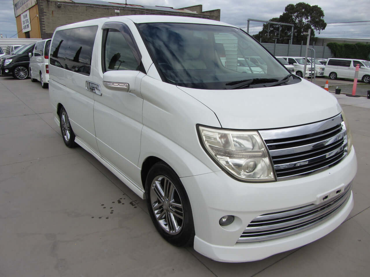 2005 Nissan Elgrand V6 3.5L Rider Autech - Premium 8-seater luxury minivan in white exterior.