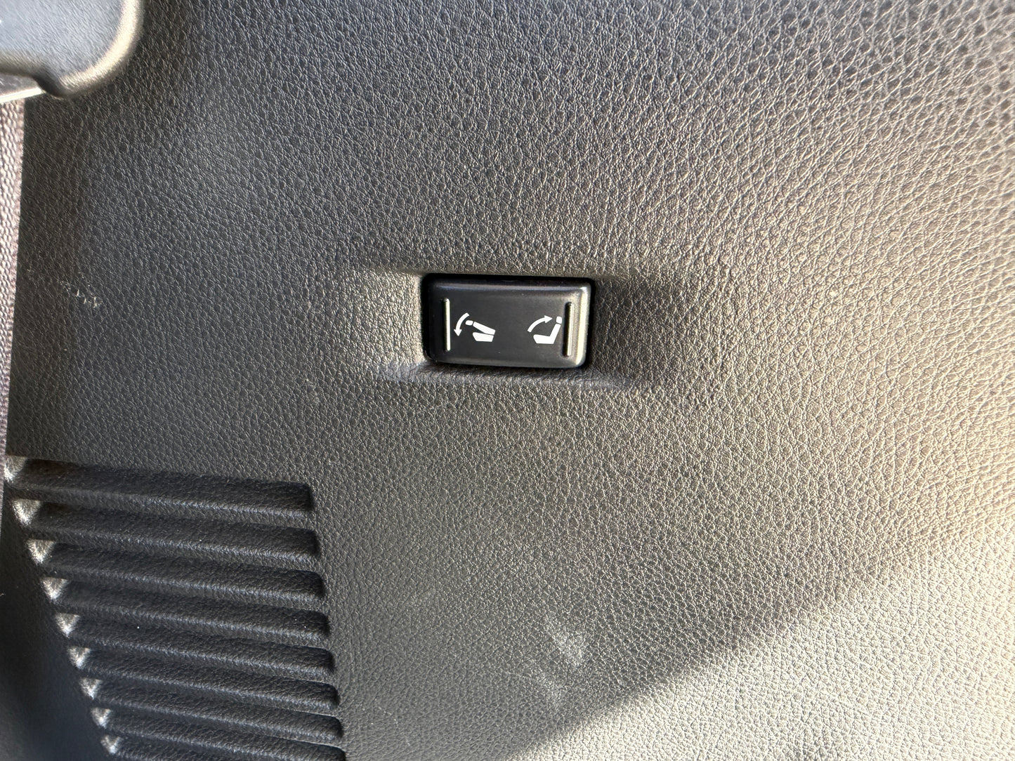 2010 Nissan Elgrand V6 3.5L Rider Autech Premium 7 seats Luxury People Mover, (#0598)