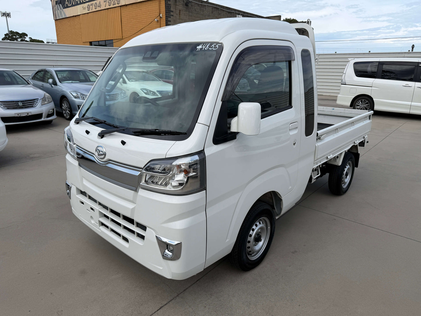 2021 Daihatsu Hijet Truck 660 Jumbo SA IIIt in white color parked, showcasing practicality and efficiency.