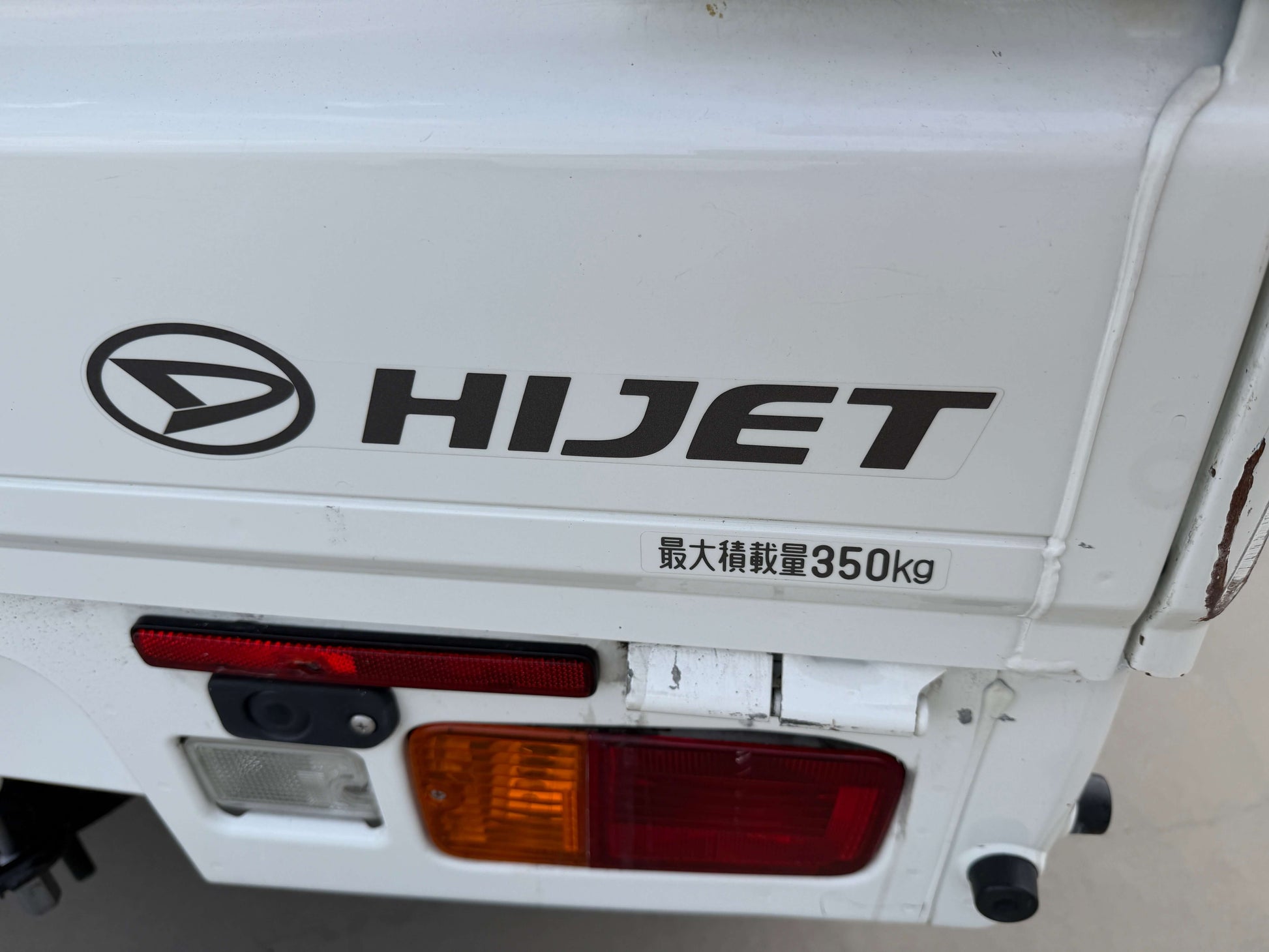 Close-up of the 2021 Daihatsu Hijet Truck 660 Jumbo SA IIIt rear logo and specifications showing maximum load capacity of 350kg.