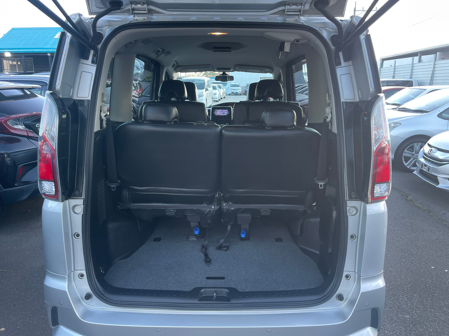 2016 Nissan Serena 2.0L S-Hybrid Highway Star ProPilot Edition 8 seats, VIN 6ZZG00GFC27024092 (#4092)