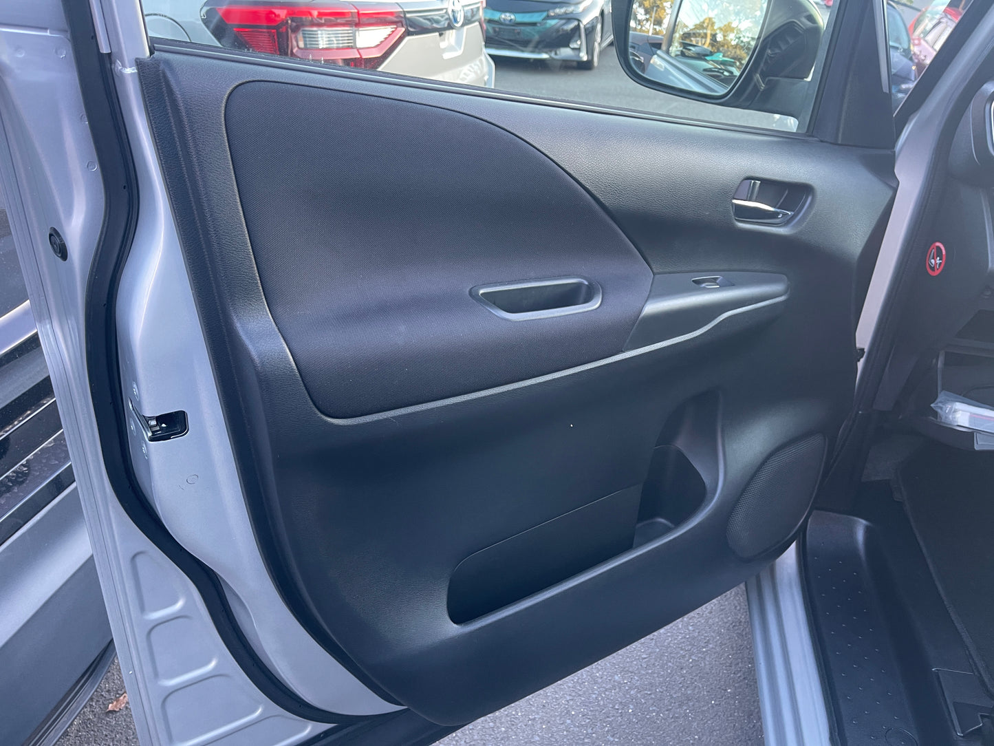 2016 Nissan Serena 2.0L S-Hybrid Highway Star ProPilot Edition 8 seats, VIN 6ZZG00GFC27024092 (#4092)
