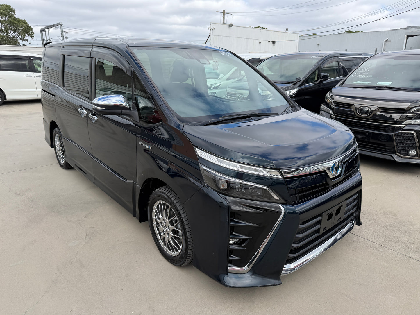 2018 Toyota Voxy 1.8L Hybrid ZS Sparkle Premium Edition 7 seater, (#4813)