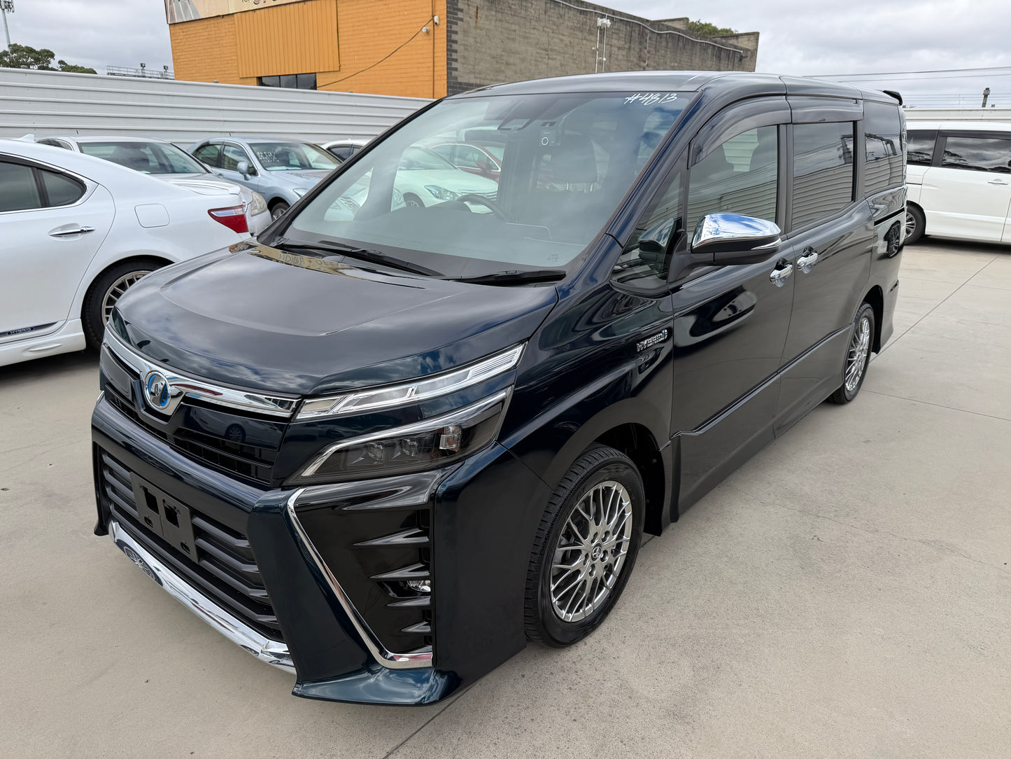 2018 Toyota Voxy 1.8L Hybrid ZS Sparkle Premium Edition 7 seater, (#4813)