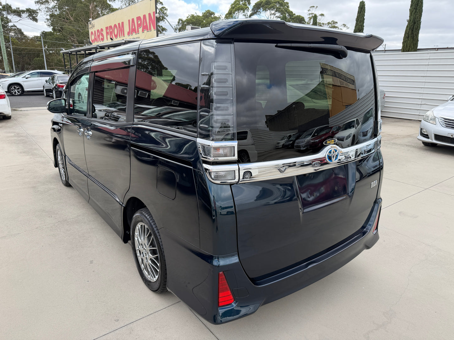 2018 Toyota Voxy 1.8L Hybrid ZS Sparkle Premium Edition 7 seater, (#4813)