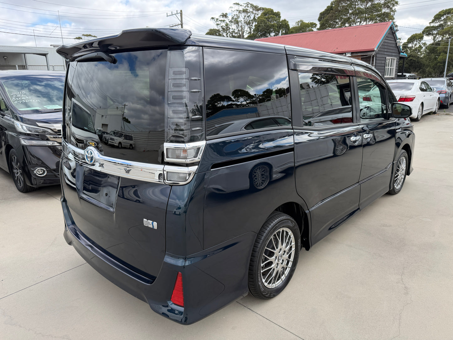 2018 Toyota Voxy 1.8L Hybrid ZS Sparkle Premium Edition 7 seater, (#4813)