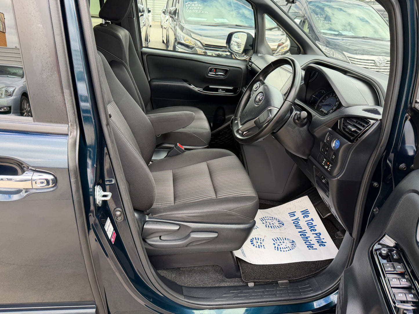 2018 Toyota Voxy 1.8L Hybrid ZS Sparkle Premium Edition 7 seater, (#4813)