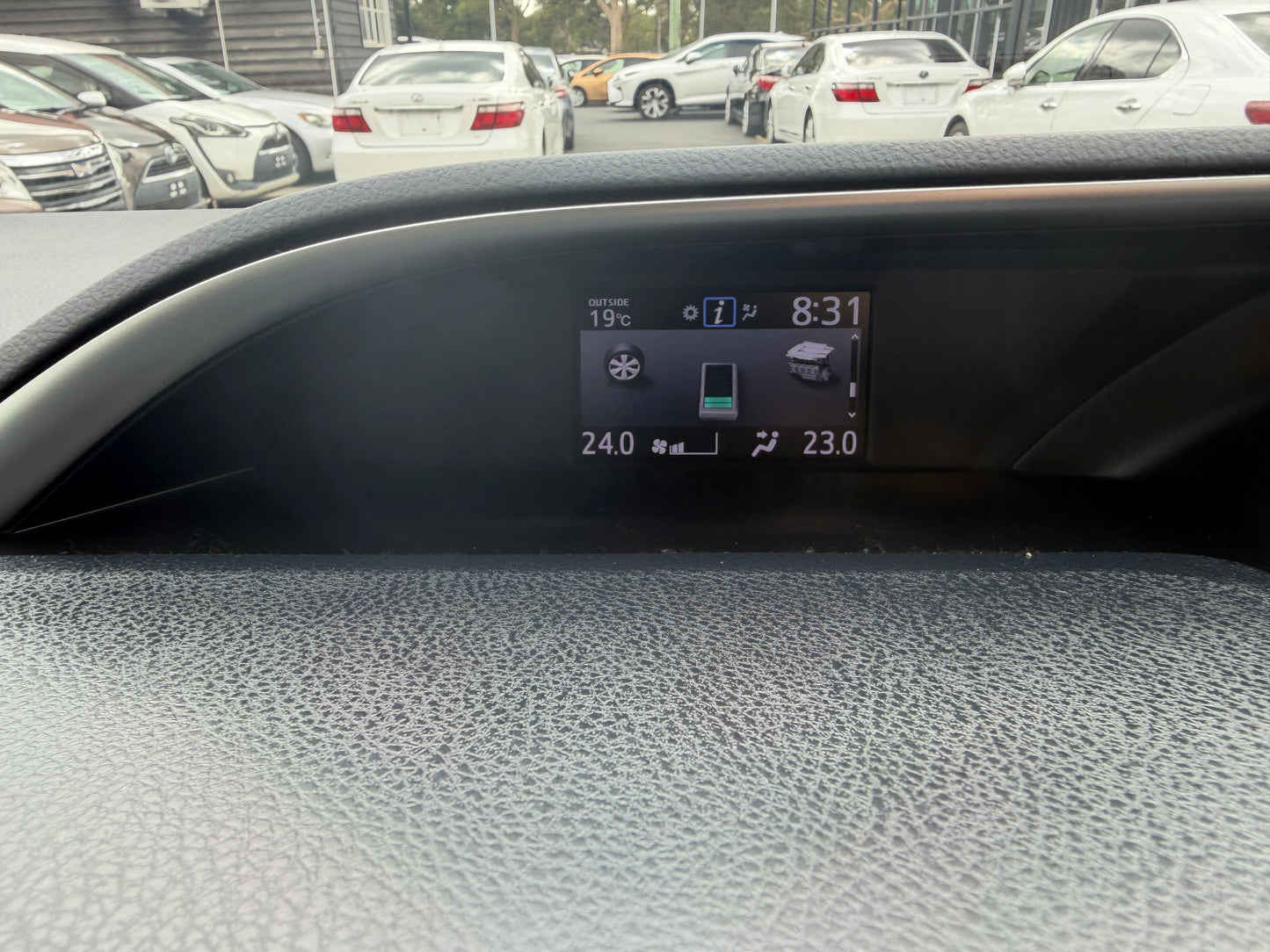 2018 Toyota Voxy 1.8L Hybrid ZS Sparkle Premium Edition 7 seater, (#4813)