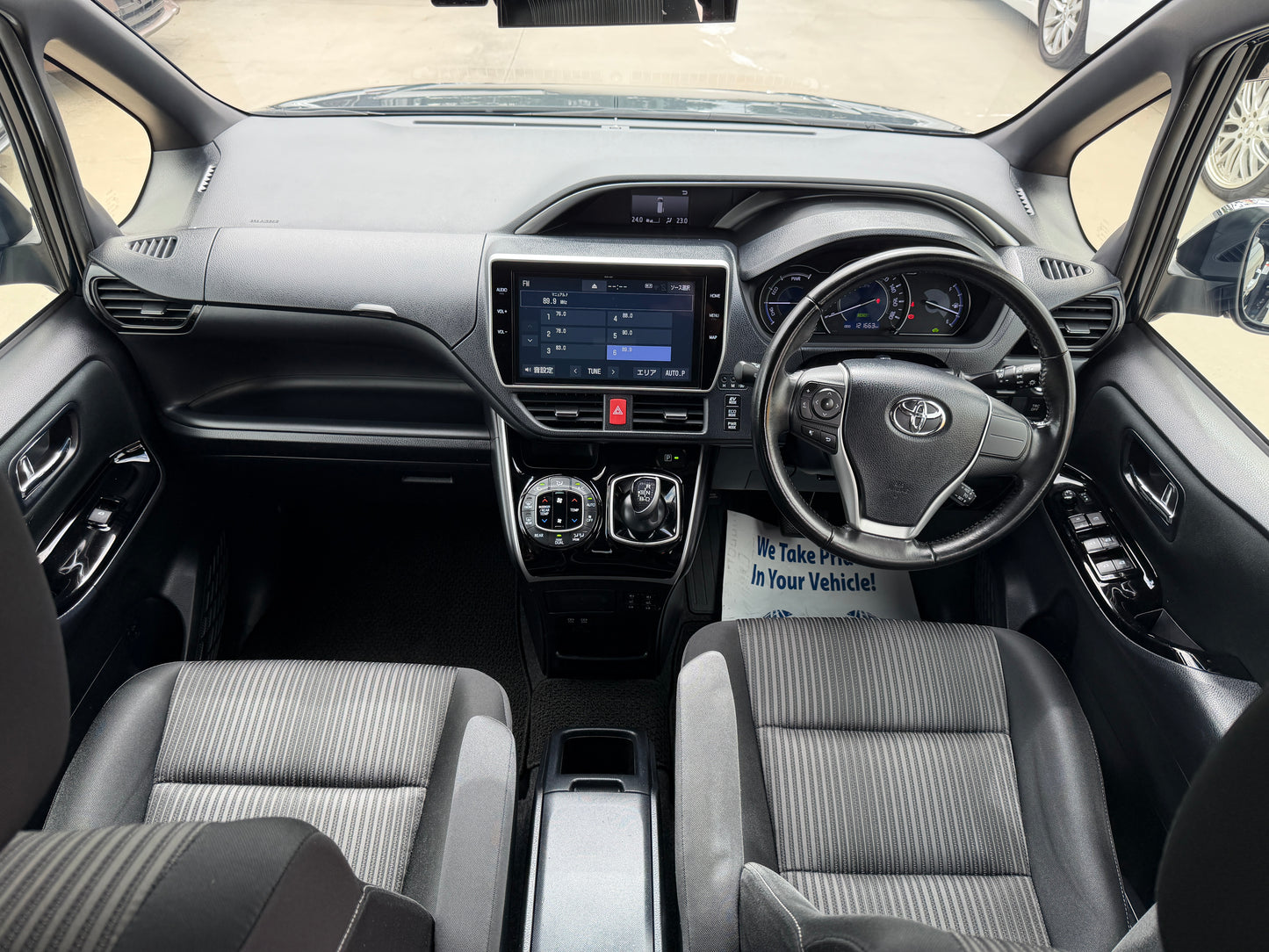 2018 Toyota Voxy 1.8L Hybrid ZS Sparkle Premium Edition 7 seater, (#4813)