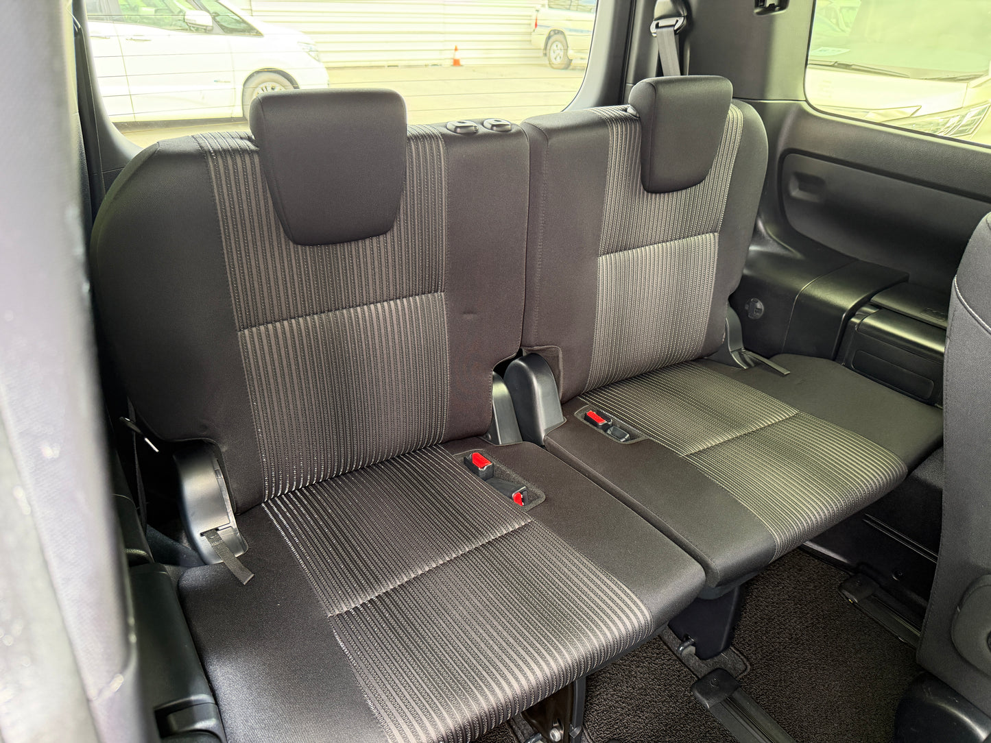 2018 Toyota Voxy 1.8L Hybrid ZS Sparkle Premium Edition 7 seater, (#4813)