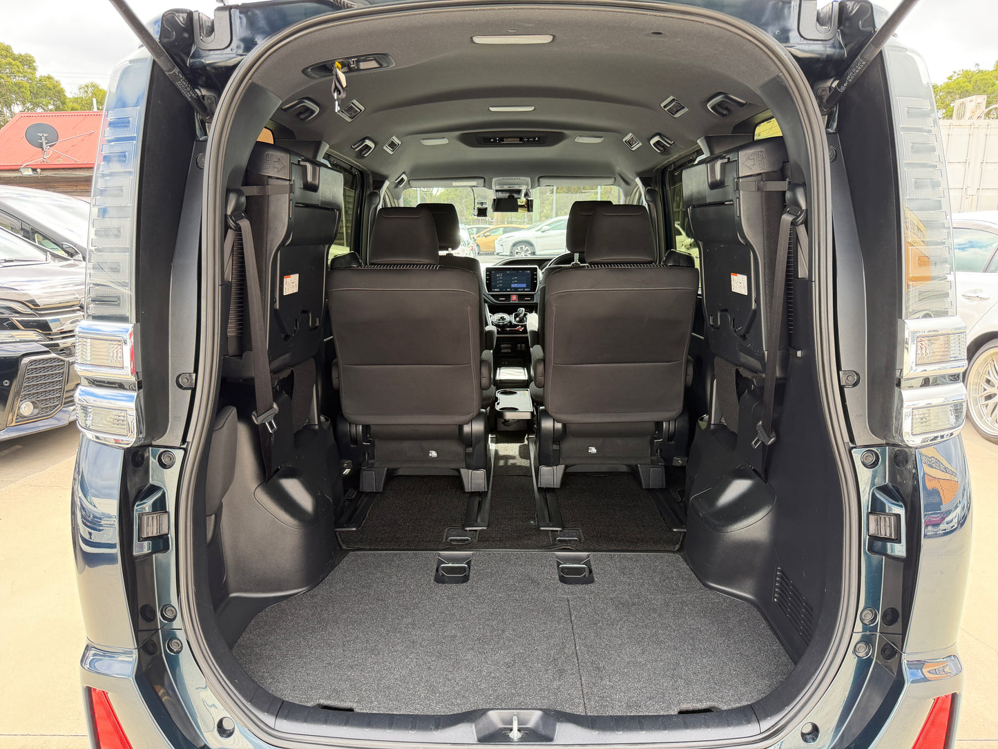 2018 Toyota Voxy 1.8L Hybrid ZS Sparkle Premium Edition 7 seater, (#4813)