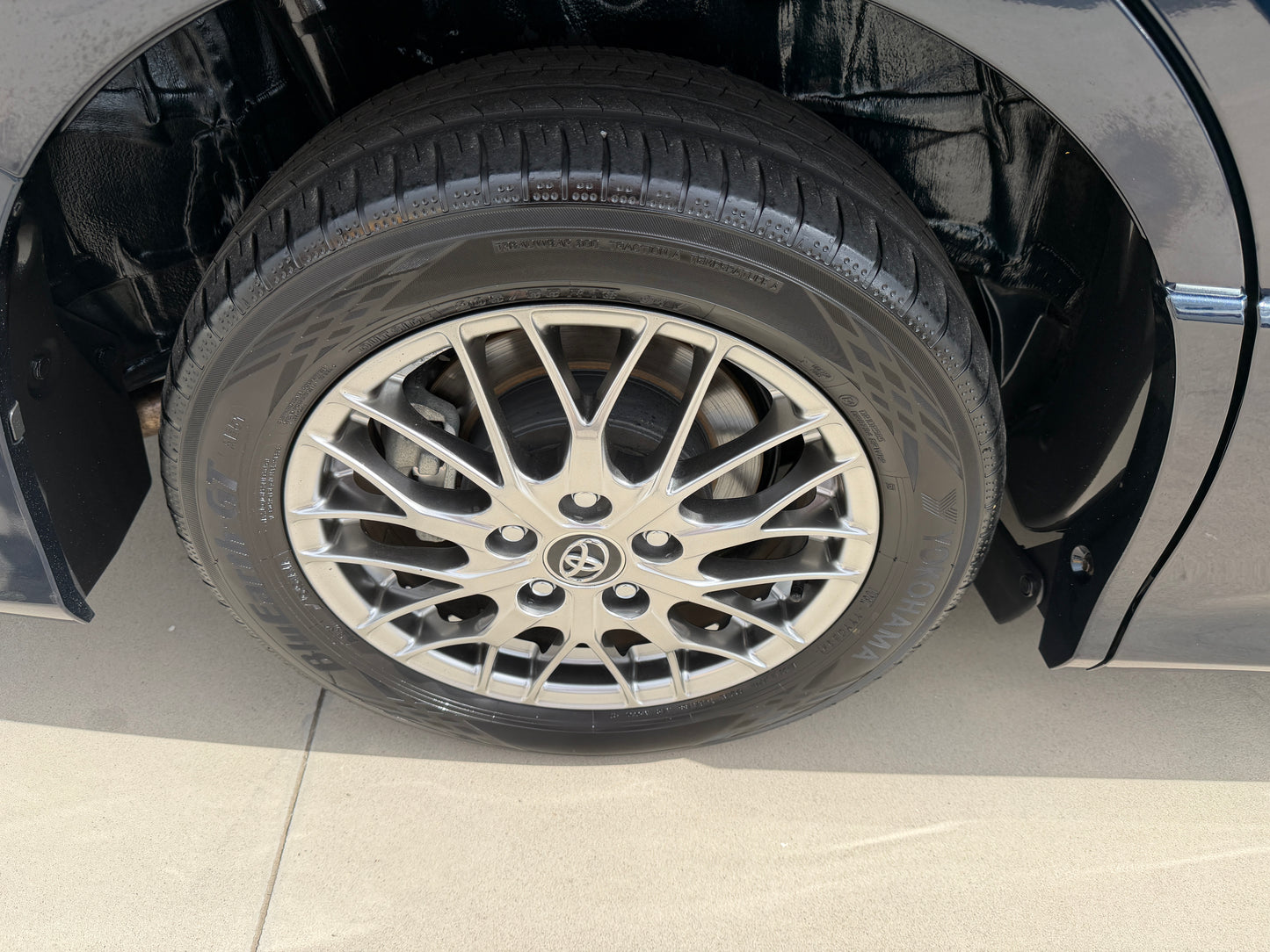 2018 Toyota Voxy 1.8L Hybrid ZS Sparkle Premium Edition 7 seater, (#4813)