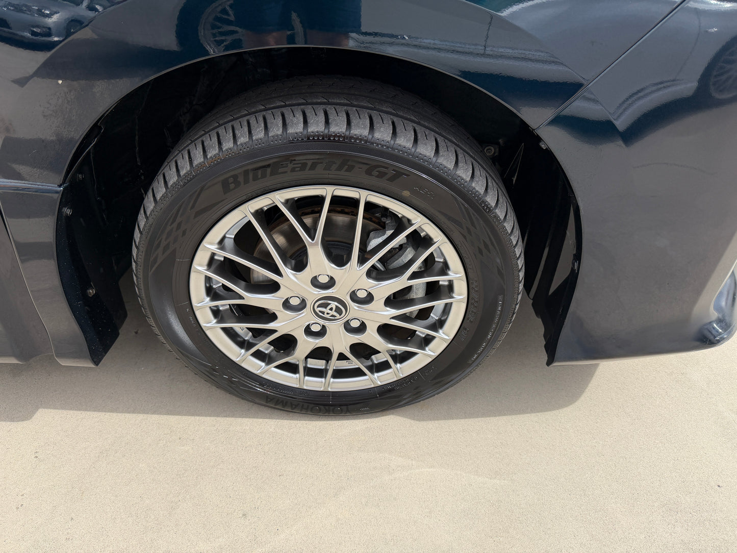 2018 Toyota Voxy 1.8L Hybrid ZS Sparkle Premium Edition 7 seater, (#4813)