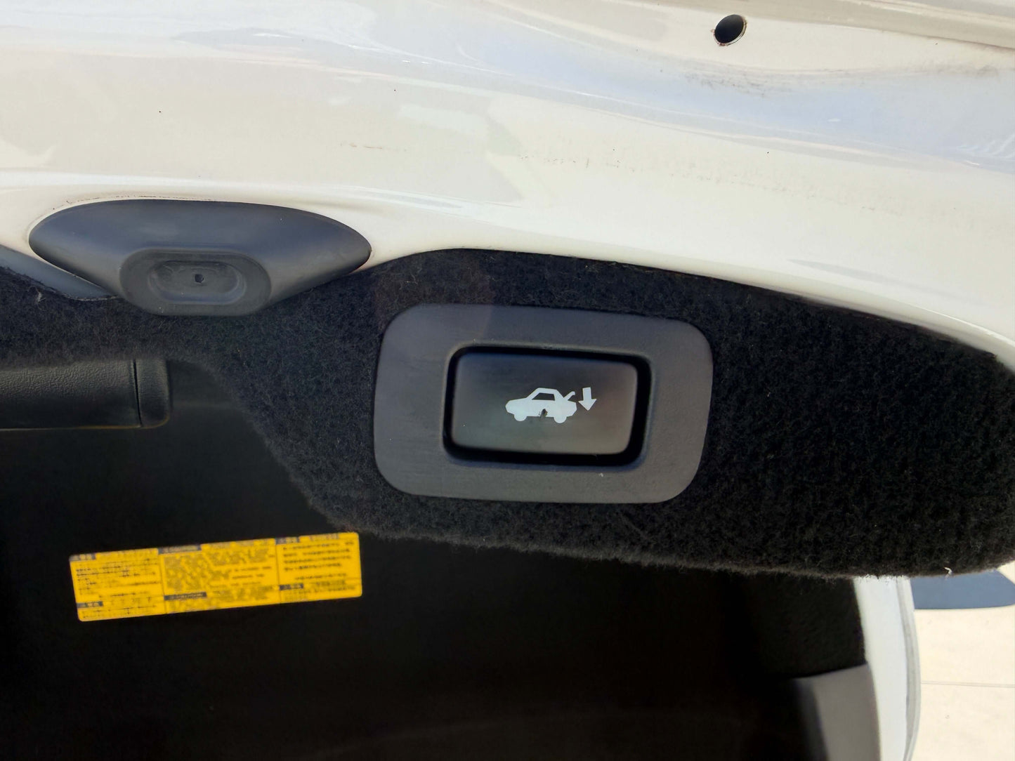 2007 Lexus LS600h AWD V8 5.0L Hybrid trunk release button and interior view