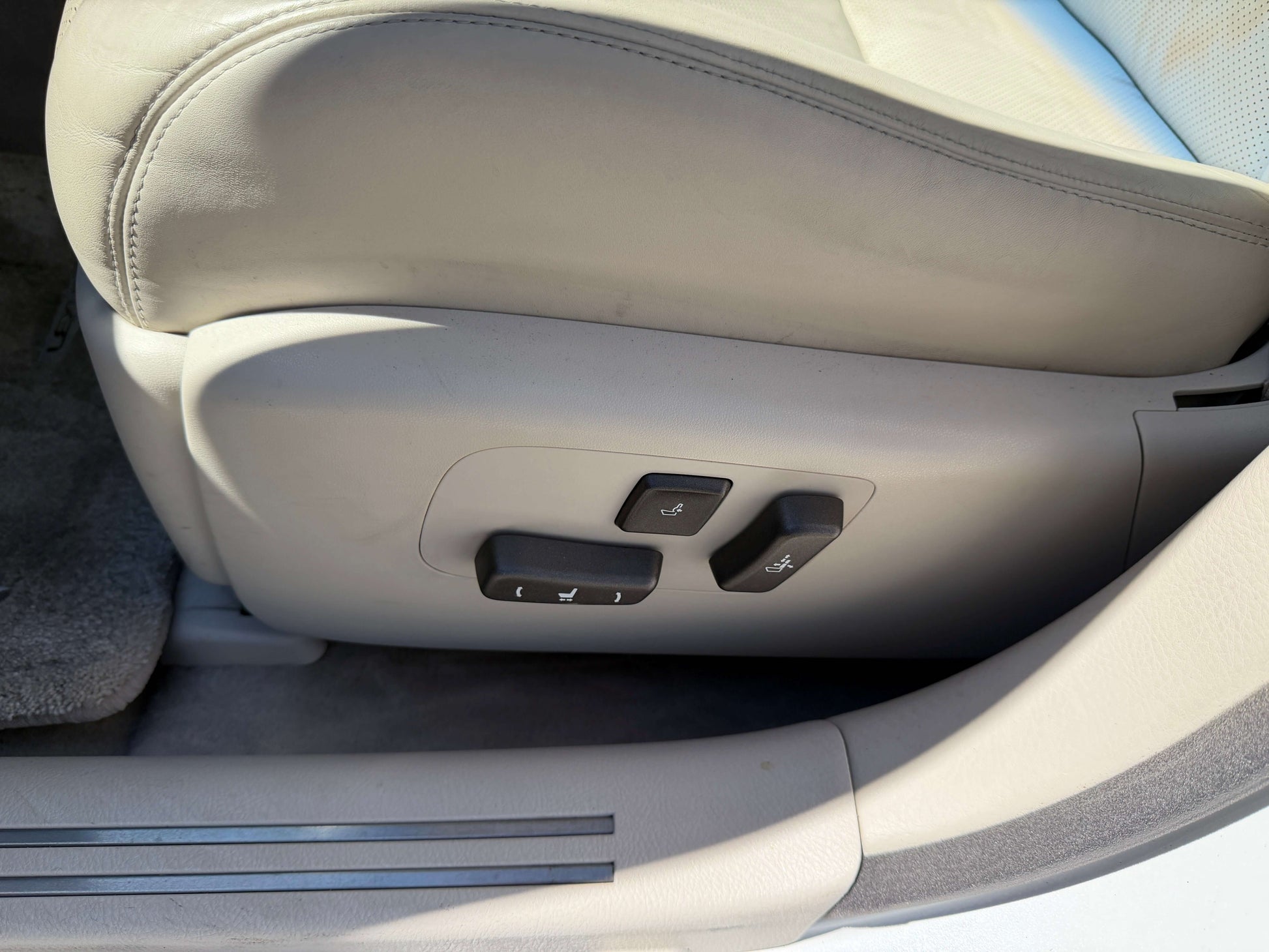 2007 Lexus LS600h AWD V8 5.0L Hybrid luxury sedan seat adjustment controls