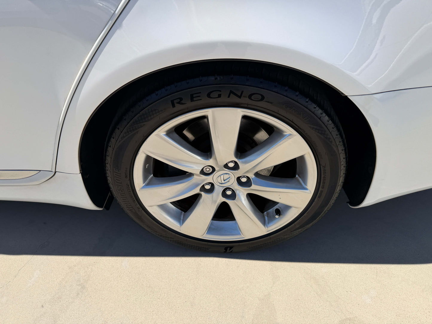 2007 Lexus LS600h AWD V8 5.0L Hybrid luxury sedan wheel with REGNO tire, showcasing a polished alloy rim.