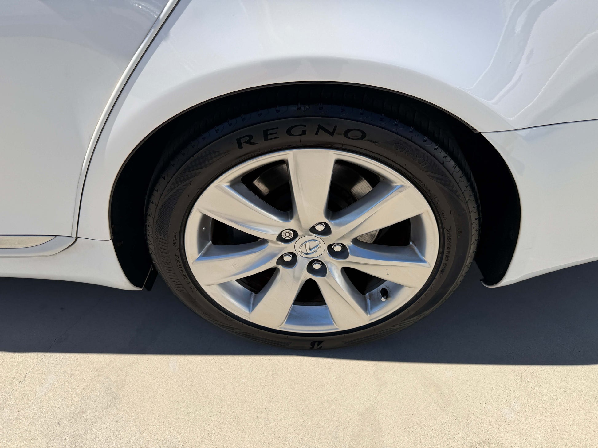 2007 Lexus LS600h AWD V8 5.0L Hybrid luxury sedan wheel with REGNO tire, showcasing a polished alloy rim.