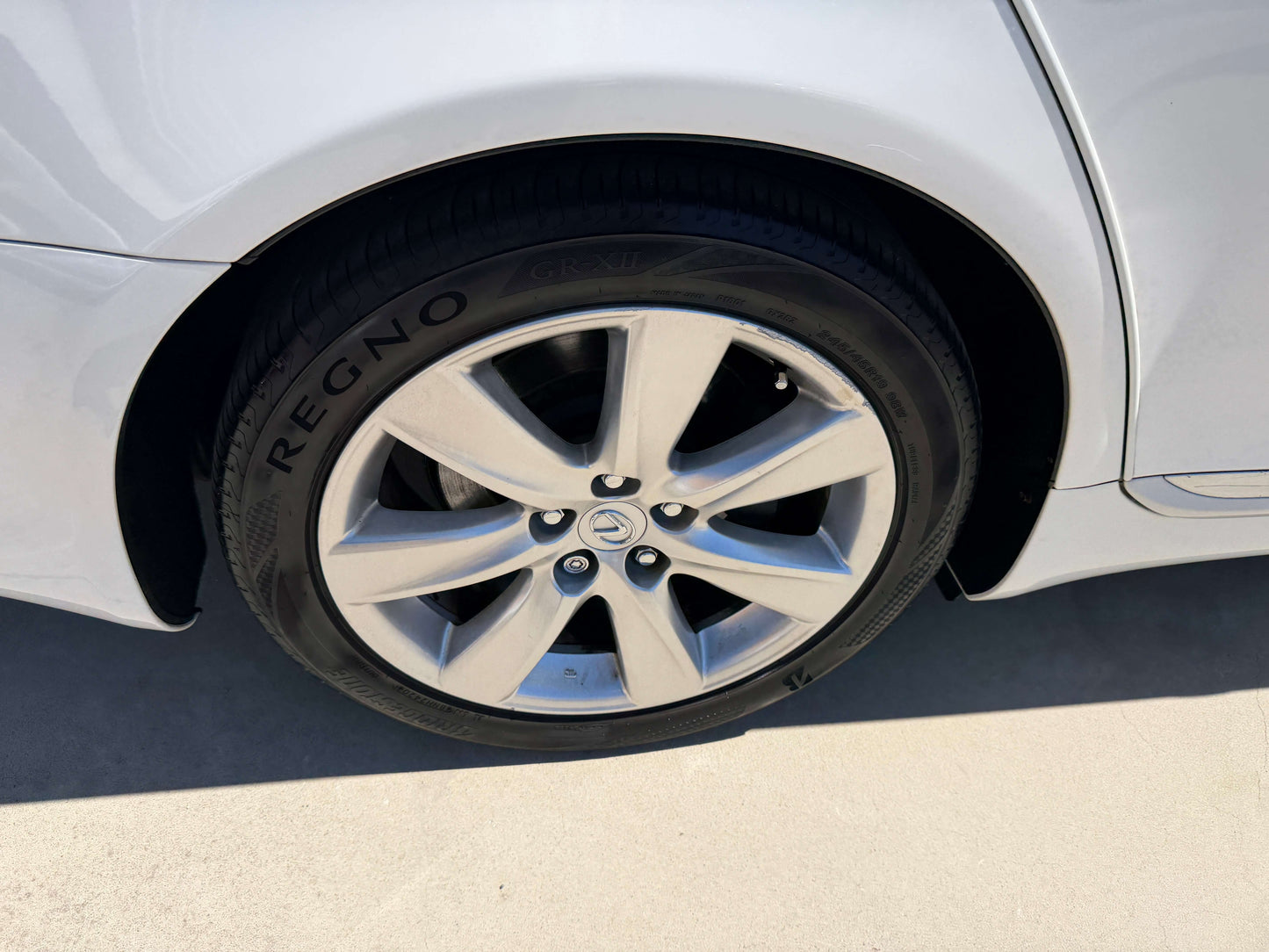 2007 Lexus LS600h AWD V8 5.0L Hybrid wheel and tire close-up, showcasing stylish alloy rims.