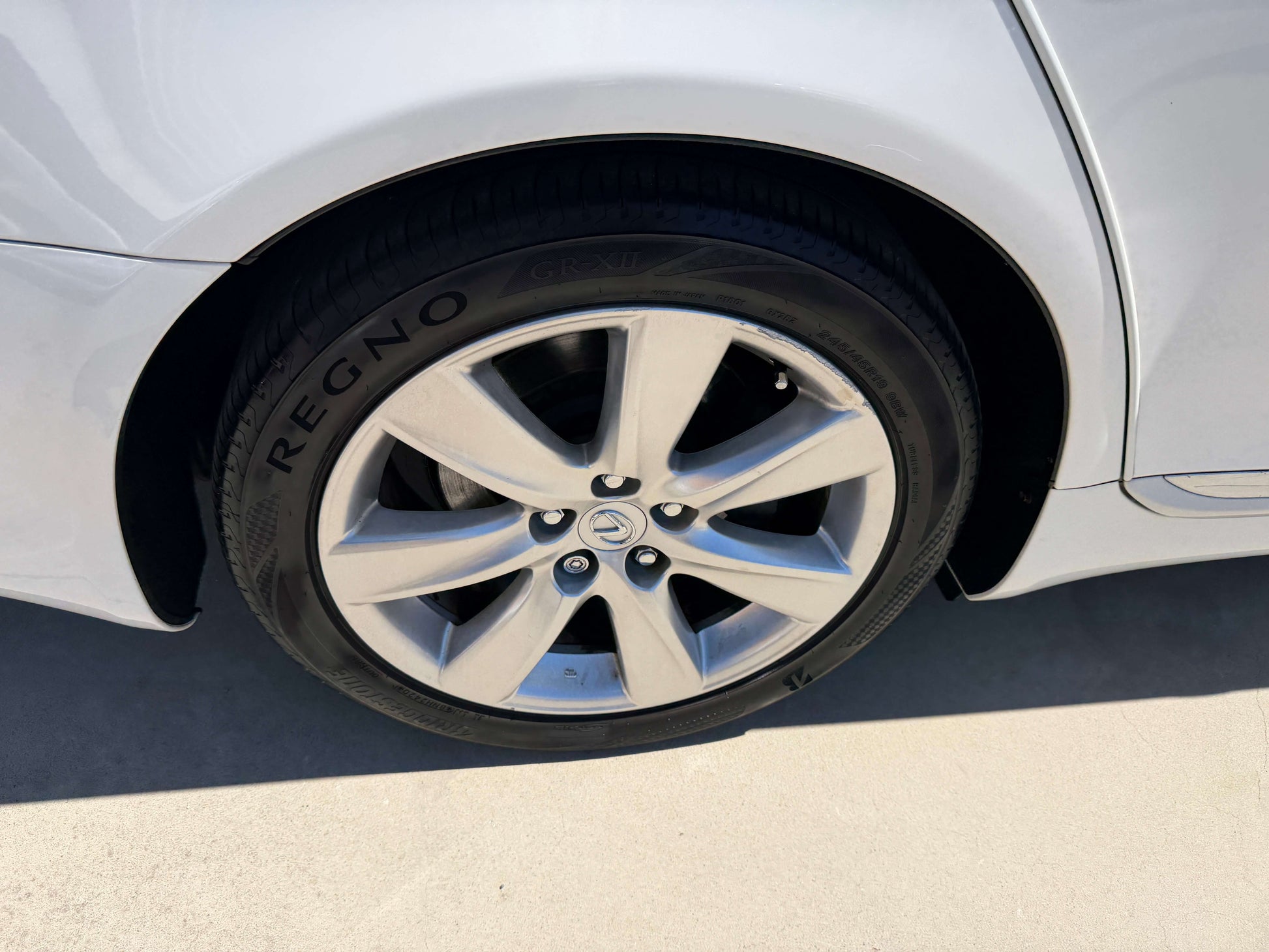 2007 Lexus LS600h AWD V8 5.0L Hybrid wheel and tire close-up, showcasing stylish alloy rims.