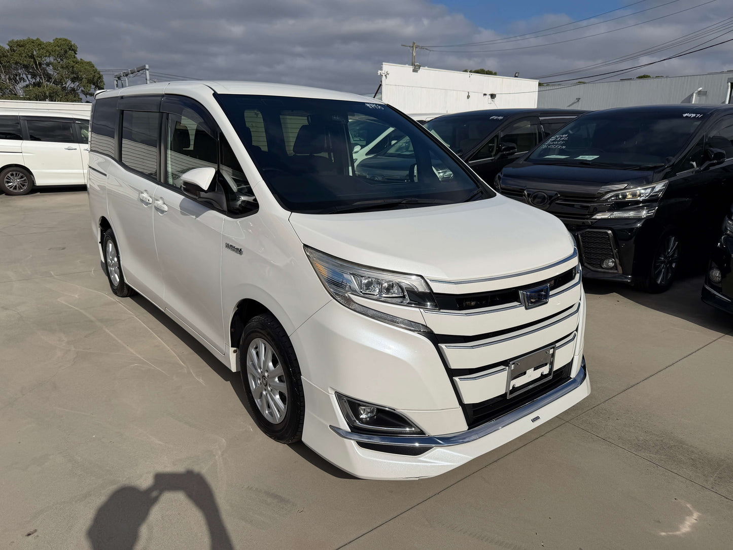 2018 Toyota Noah 1.8L Hybrid G Premium Edition 7 seater in white color parked on a lot.