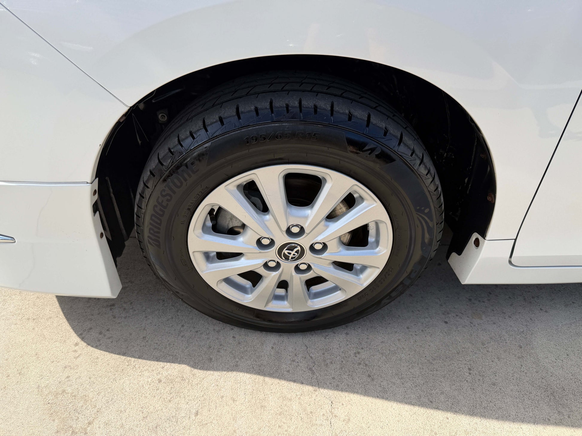 2018 Toyota Noah 1.8L Hybrid wheel close-up showcasing alloy design and tire tread.