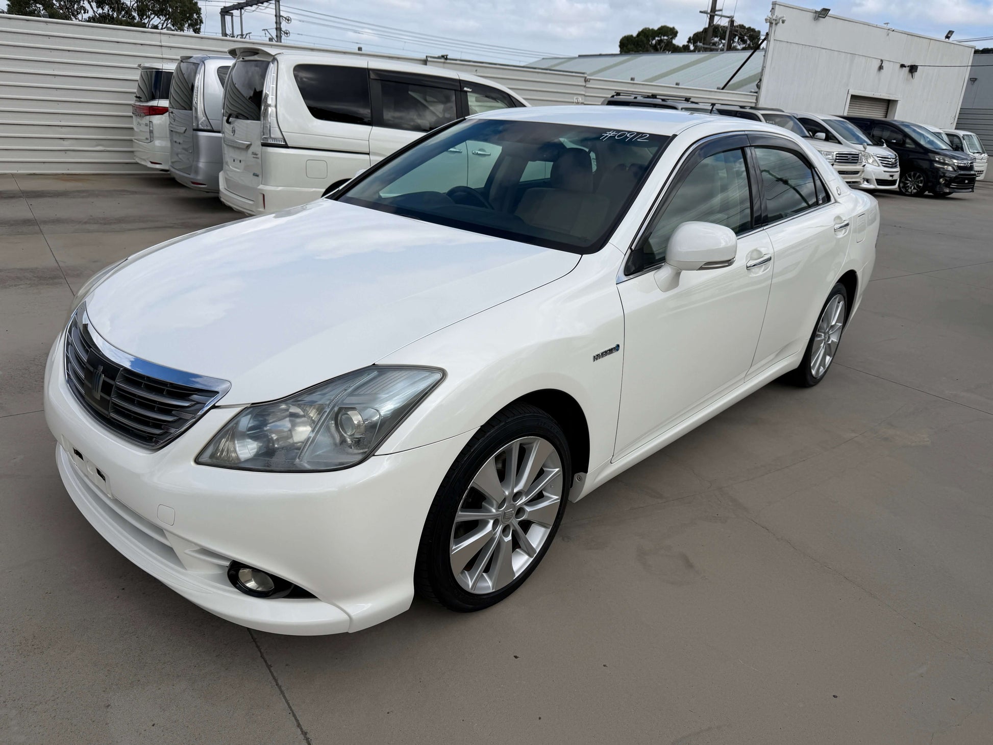 2009 Toyota Crown V6 3.5L Hybrid G-Edition Luxury Sedan in white color, showcasing its elegant design and premium features.