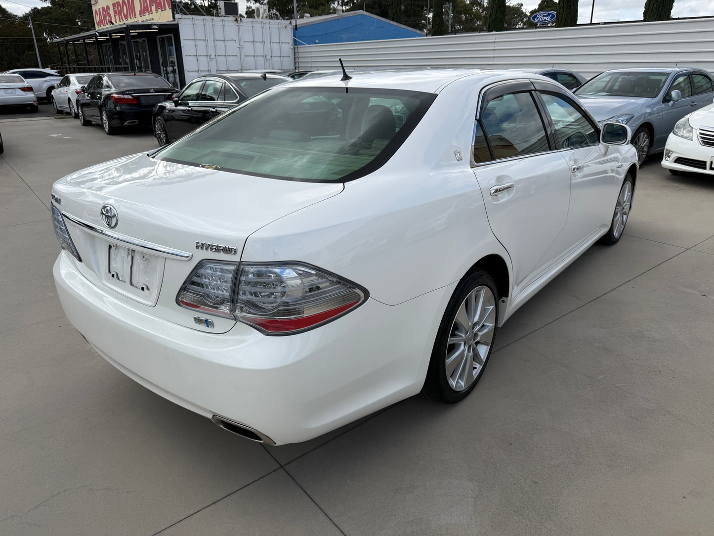 2009 Toyota Crown V6 3.5L Hybrid G-Edition Luxury Sedan rear view in white color