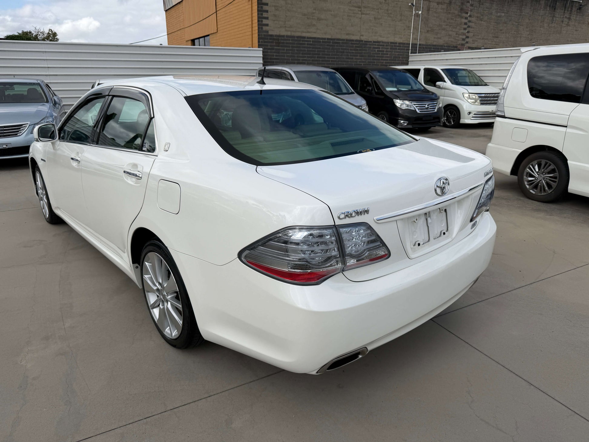 2009 Toyota Crown V6 3.5L Hybrid G-Edition Luxury Sedan rear view with elegant design.