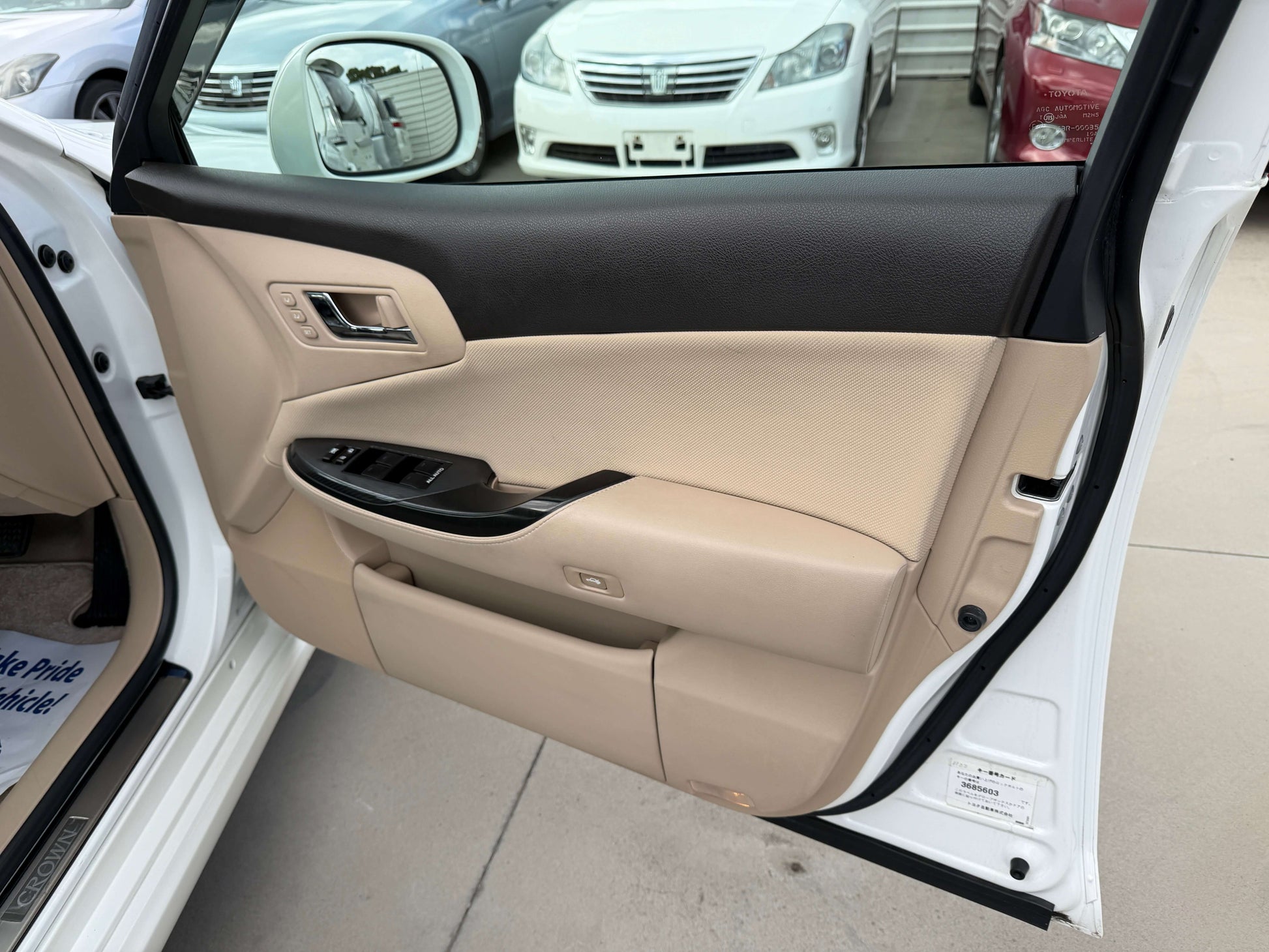 Interior door panel of 2009 Toyota Crown V6 3.5L Hybrid G-Edition Luxury Sedan showing beige and black design.
