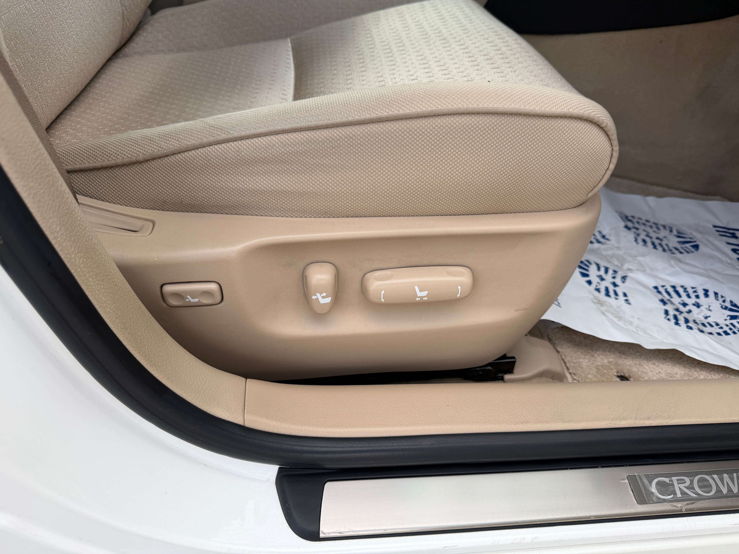 2009 Toyota Crown V6 3.5L Hybrid seat controls and interior detail