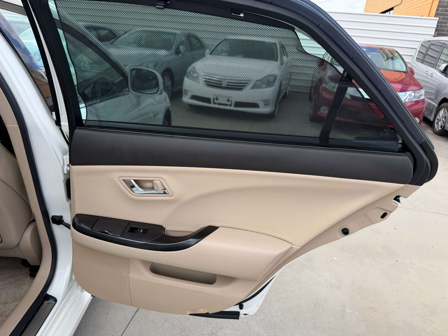 Interior door view of the 2009 Toyota Crown V6 3.5L Hybrid G-Edition Luxury Sedan, showcasing elegant design and features.