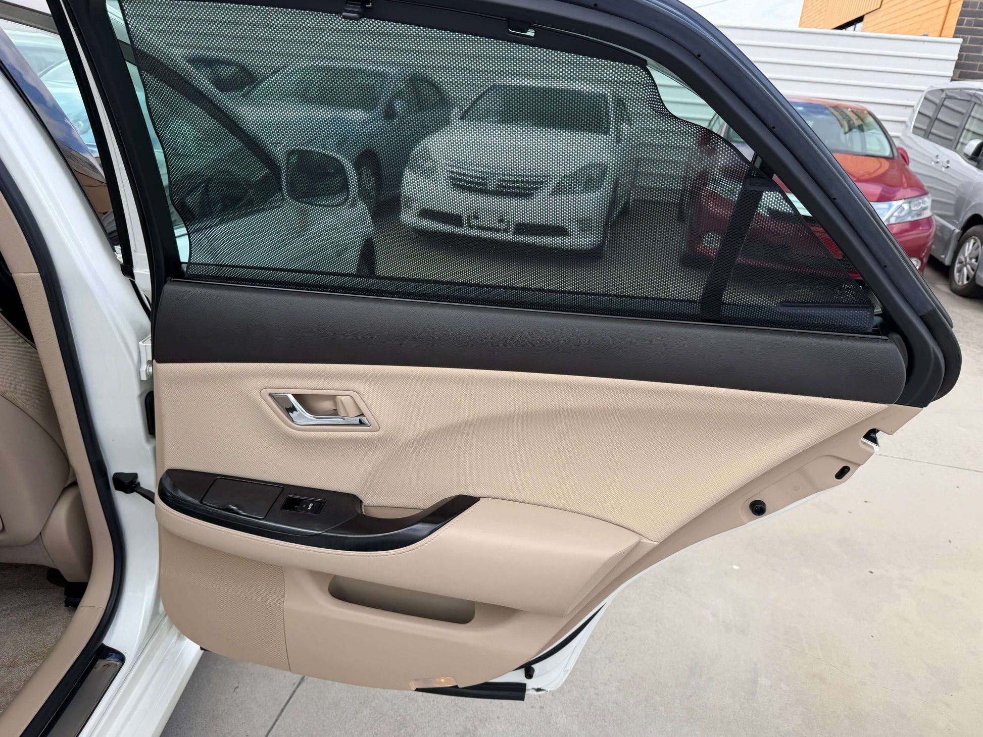Interior door view of the 2009 Toyota Crown V6 3.5L Hybrid G-Edition Luxury Sedan, showcasing elegant design and features.