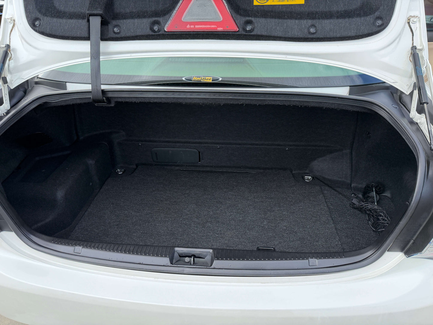 Trunk space of 2009 Toyota Crown V6 3.5L Hybrid G-Edition Luxury Sedan, showcasing spacious cargo area.