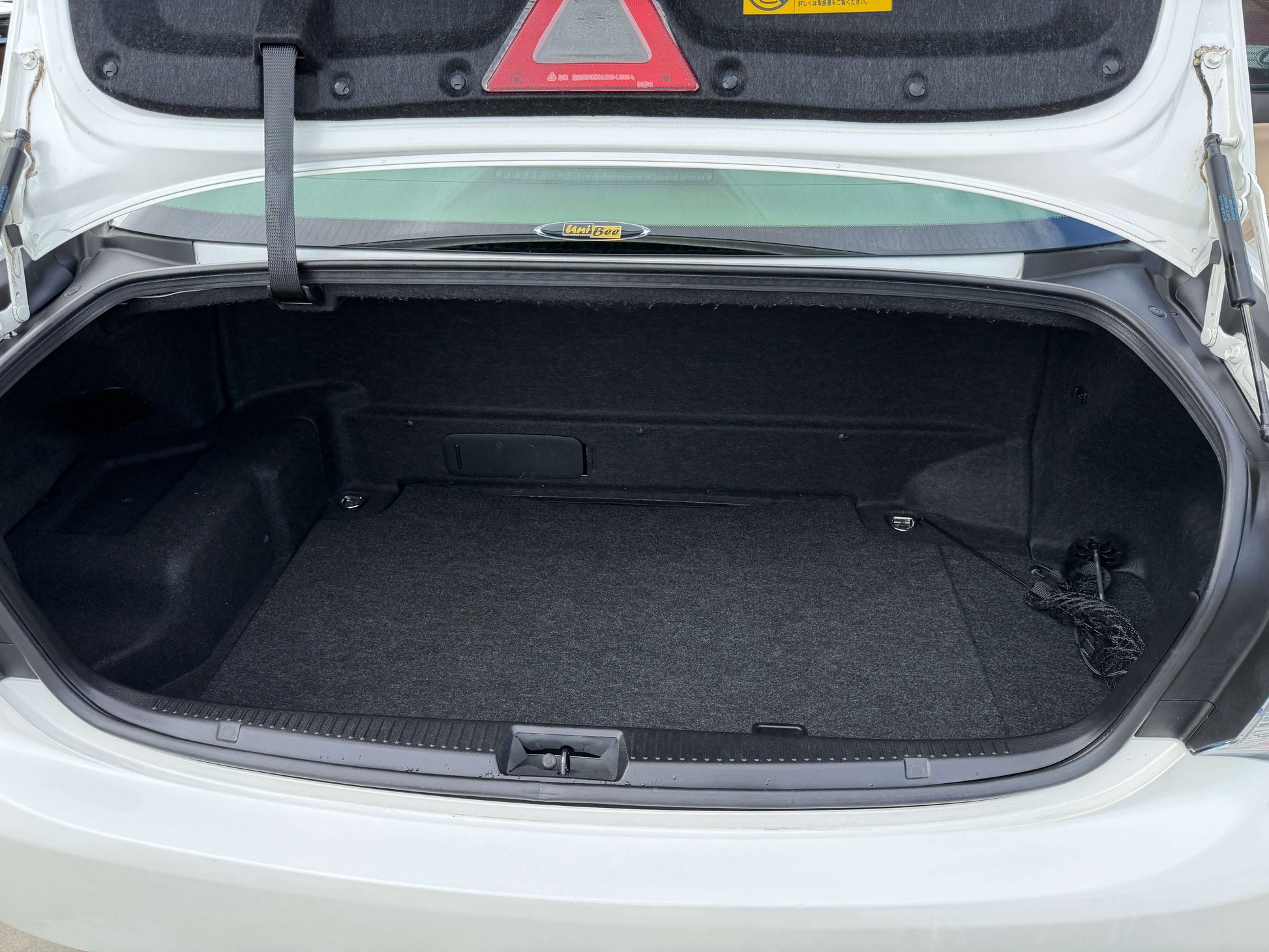 Trunk space of 2009 Toyota Crown V6 3.5L Hybrid G-Edition Luxury Sedan, showcasing spacious cargo area.
