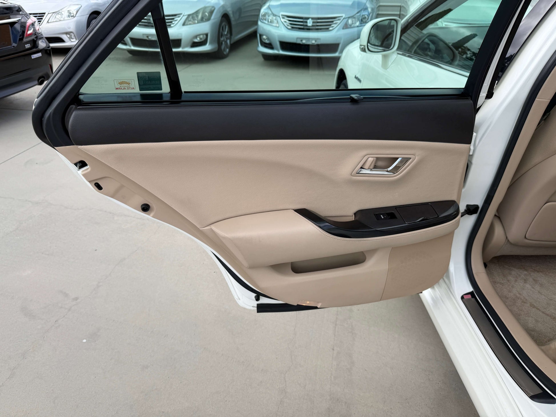 2009 Toyota Crown V6 3.5L Hybrid G-Edition Luxury Sedan interior door detail.