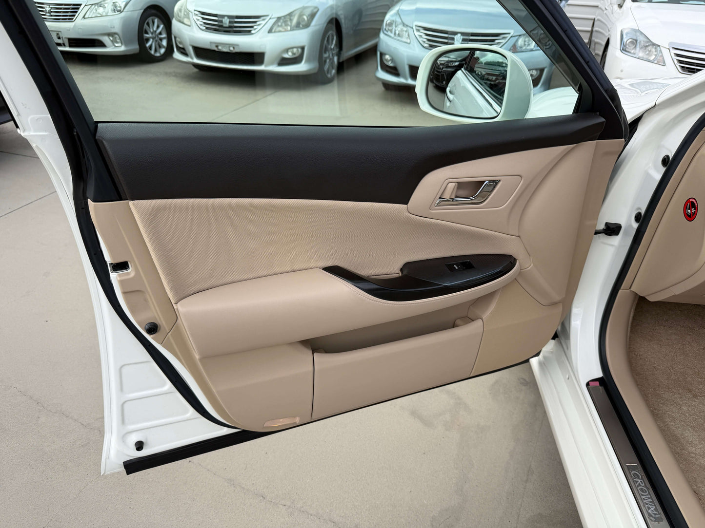 Interior view of the 2009 Toyota Crown V6 3.5L Hybrid door, showcasing luxury design and comfort features.