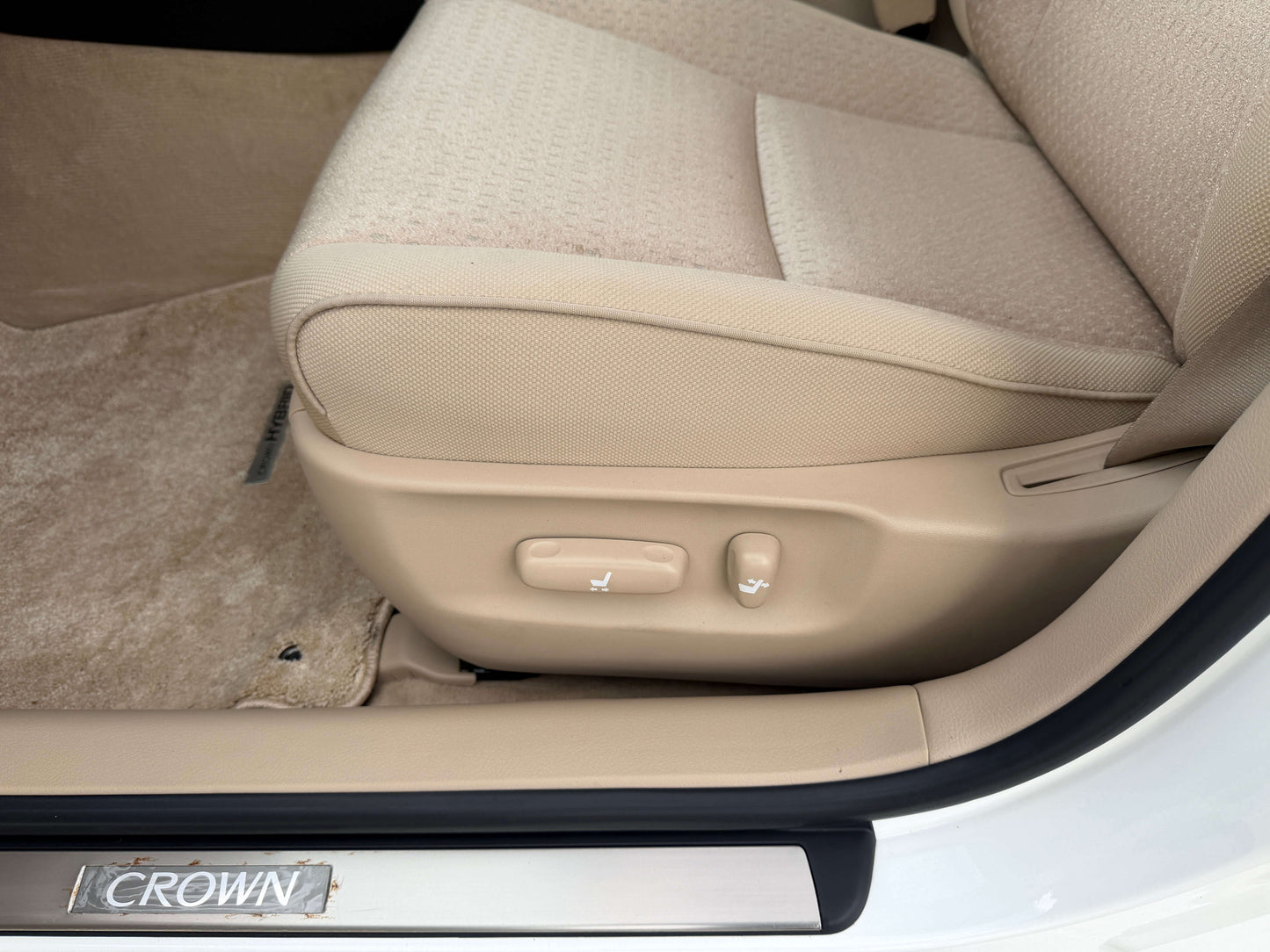2009 Toyota Crown V6 3.5L Hybrid G-Edition luxury sedan beige interior seat adjustment controls